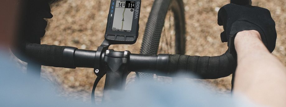 Wahoo ELEMNT Roam op houder van racefiets over gravel