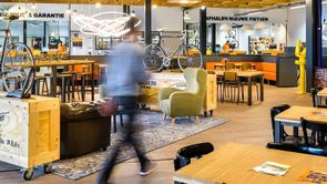 Klant loopt door 12GO Biking wachtruimte voor afleverbalie