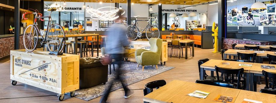 Klant loopt door 12GO Biking wachtruimte voor afleverbalie