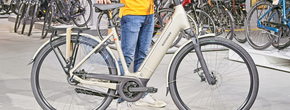 Batavus Finez E-go Power Smart in showroom van 12GO Biking met medewerker en veel fietser erachter