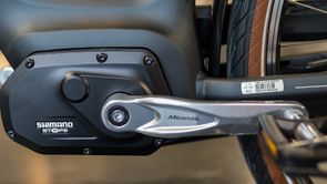 Close-up van de Shimano Steps E6000 motor op een zwarte fiets in de showroom van 12GO Biking