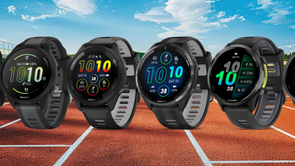 Zwarte Garmin sporthorloges line-up voor atletiekbaan met groen gras en blauwe lucht