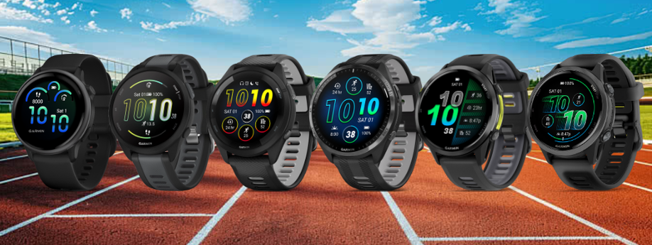 Zwarte Garmin sporthorloges line-up voor atletiekbaan met groen gras en blauwe lucht