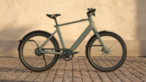 Gazelle Cayo C310 voor een betonnen muur met schaduwen en lichtinval