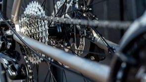 Fiets met Shimano Deore XT groepset met glimmende cassette, achterderailleur en schrijfremmen