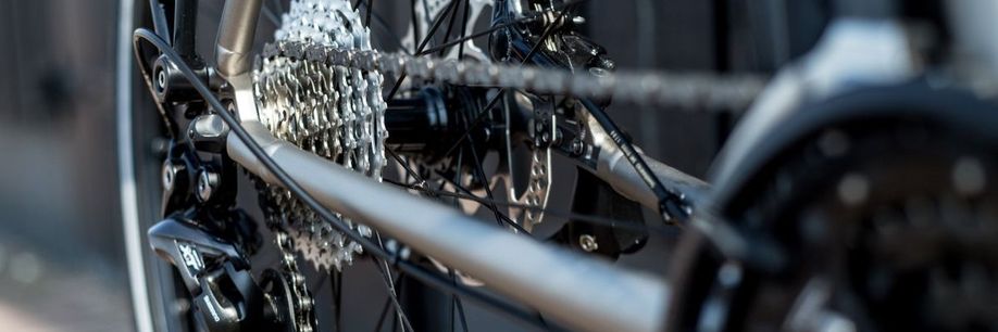 Fiets met Shimano Deore XT groepset met glimmende cassette, achterderailleur en schrijfremmen