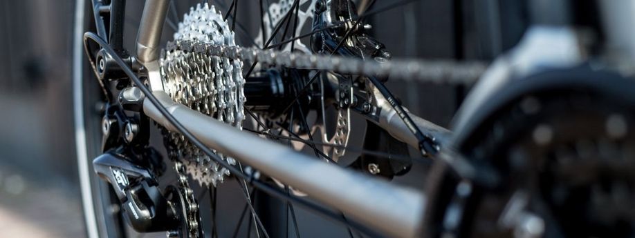 Fiets met Shimano Deore XT groepset met glimmende cassette, achterderailleur en schrijfremmen