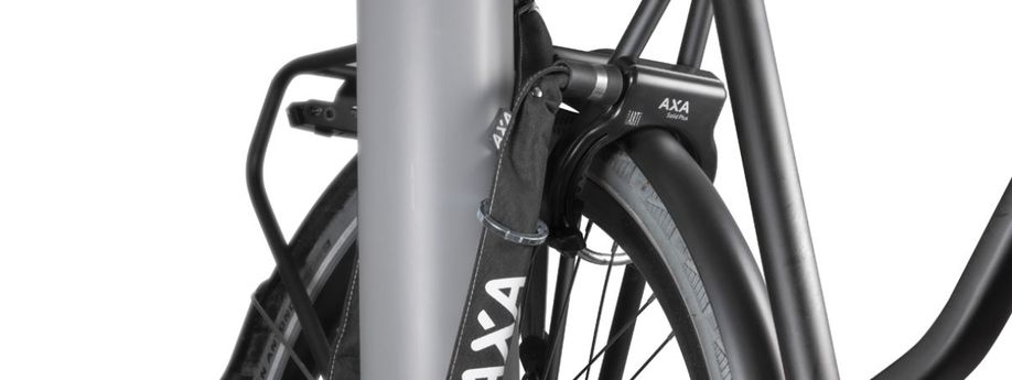 Zwarte fiets met AXA insteekslot is bevestigt aan AXA ringslot en om lantaarnpaal