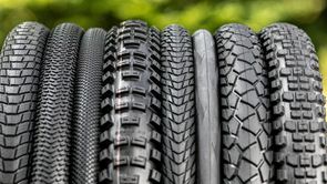 Fietsbanden met verschillende breedtes en profielen voor verschillende fietsen naast elkaar