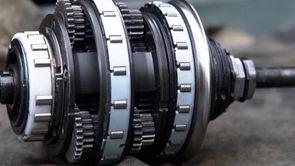 Versnellingsnaaf met veel verschillende magneten en tandwielen op een stenen rots bij water