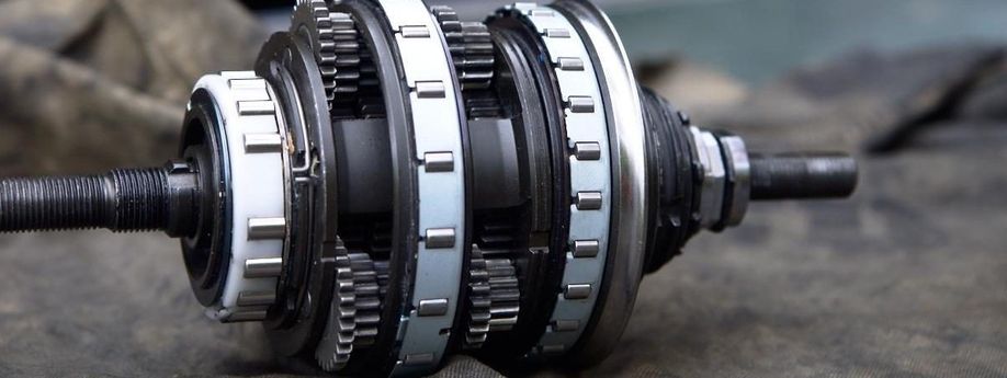 Versnellingsnaaf met veel verschillende magneten en tandwielen op een stenen rots bij water