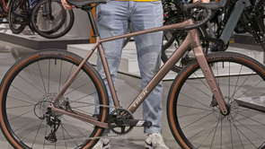 Persoon met Trek Checkpoint ALR 5 in zijn handen in de showroom van 12GO Biking