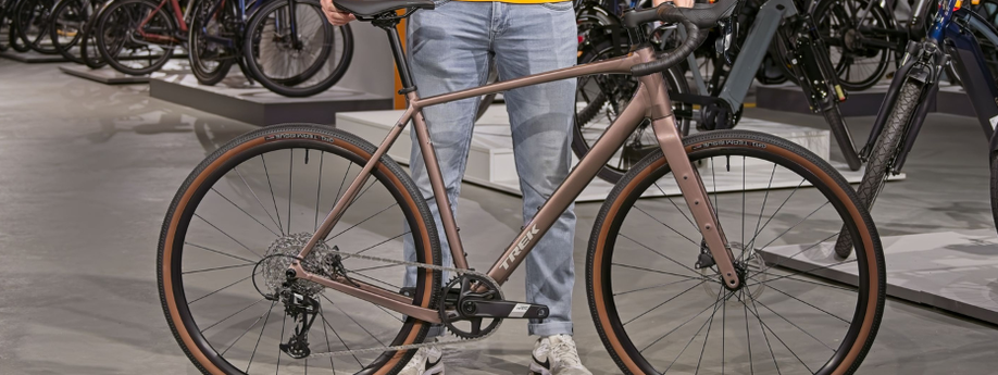 Persoon met Trek Checkpoint ALR 5 in zijn handen in de showroom van 12GO Biking