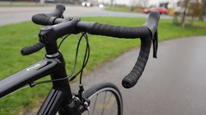 Trek Domane racefiets op fietspad met gras erachter waarbij het balhoofd duidelijk zichtbaar is