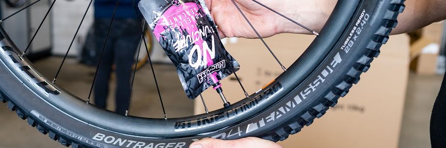 Het vullen van een tubeless band met Muc Off No Puncture sealant door het tubeless ventiel