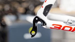 Close-up van een zwarte derailleurpad op een witte Pinarello fiets