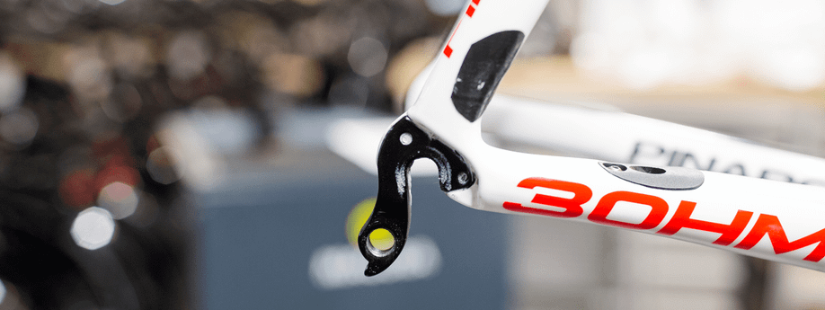 Close-up van een zwarte derailleurpad op een witte Pinarello fiets