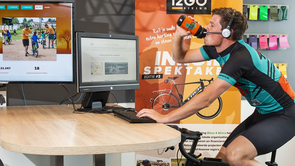 Joey belt en mailt 12 uur lang op de fiets voor het goede doel