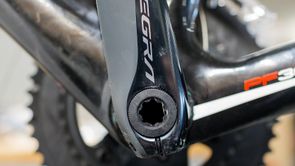 Ultegra crank-as van een zwarte fiets met PF30 logo erop