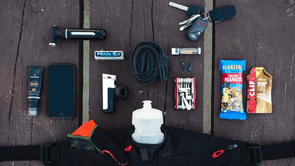 Set van allerlei mountainbike accessoires op een tafel die je mee wil nemen voor als je er op uit gaat