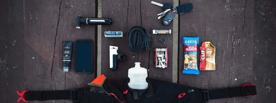 Set van allerlei mountainbike accessoires op een tafel die je mee wil nemen voor als je er op uit gaat