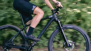 Fietser met 12GO Biking fietskleding op de Cube Reaction C:62 One voor vage bosjes omdat hij aan het fietsen is