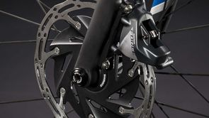 Schijfremmen en remklauw van SRAN Force met zwart frame en zwarte achtergrond