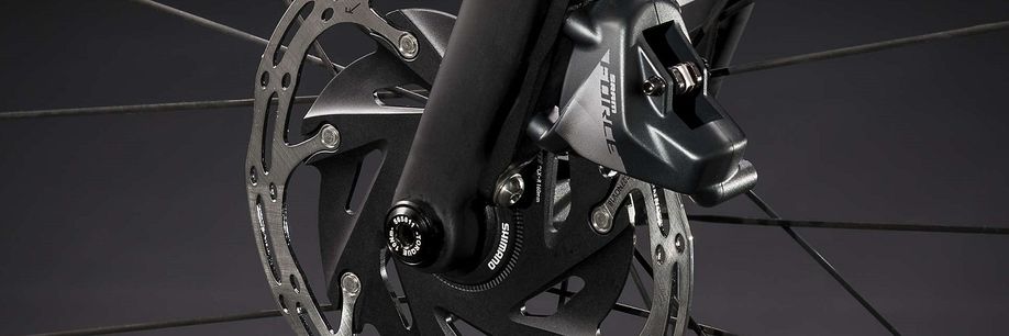 Schijfremmen en remklauw van SRAN Force met zwart frame en zwarte achtergrond