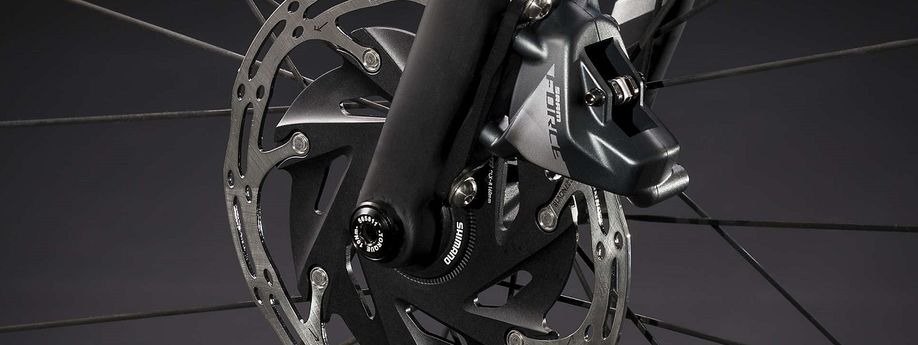 Schijfremmen en remklauw van SRAN Force met zwart frame en zwarte achtergrond