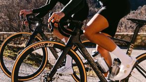 Twee Cannondale SuperSix racefietsen op een klim