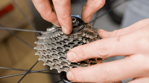 Cassette ring wordt losgemaakt om het cassette te kunnen verwijderen