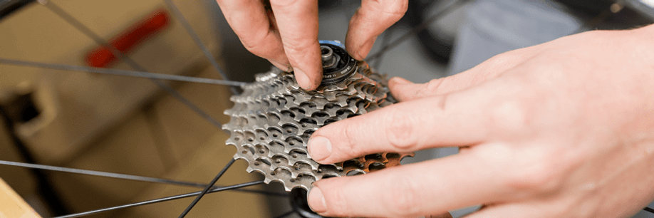 Cassette ring wordt losgemaakt om het cassette te kunnen verwijderen