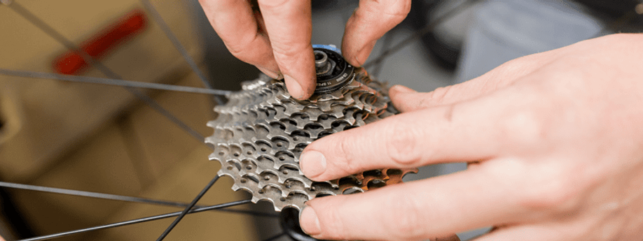 Cassette ring wordt losgemaakt om het cassette te kunnen verwijderen