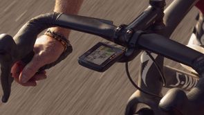 Wahoo Elemnt Roam op s-works gravelbike op gravelpad