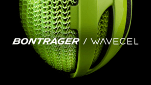 Bontrager / WaveCel helm waarbij de ene kant zonder buitenkant is en de andere kant met