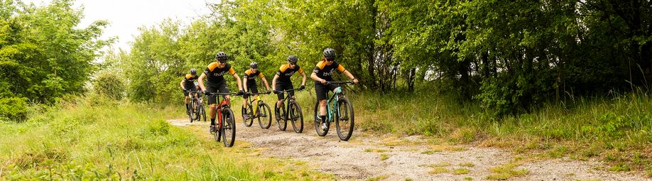 Groepje fietser dat aan het mountainbiken is