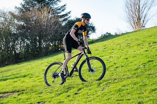 12go mtb op heuvel