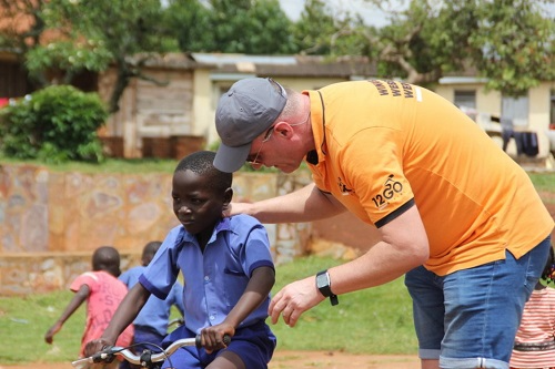 bikes4africa-collega-legt-kind-fietsen-uit