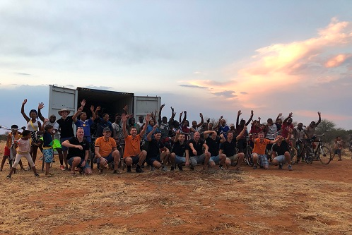 bikes4africa-collegas-met-kinderen-voor-container
