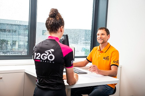 collega-custom-fietsen-met-klant-in-roze