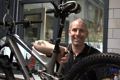 monteur-sleutelen-aan-trek-mtb