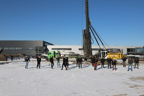 palen-slaan-voor-servicecenter-in-winter