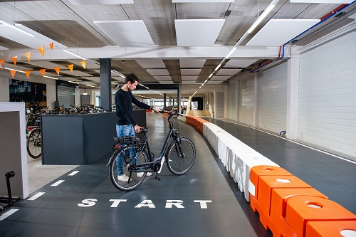 persoon-met-elektrische-fiets-start-testbaan