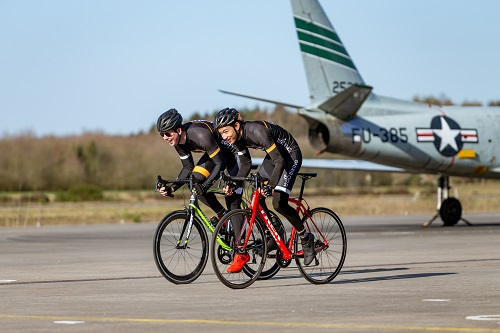 twee-collega-racefietsers-voor-vliegtuig