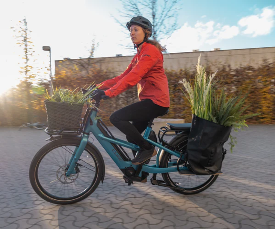 E-bike met fietstassen, e-bike fietskleding en een fietshelm