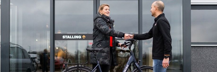 12GO Biking medewerker overhandigt fiets aan klant