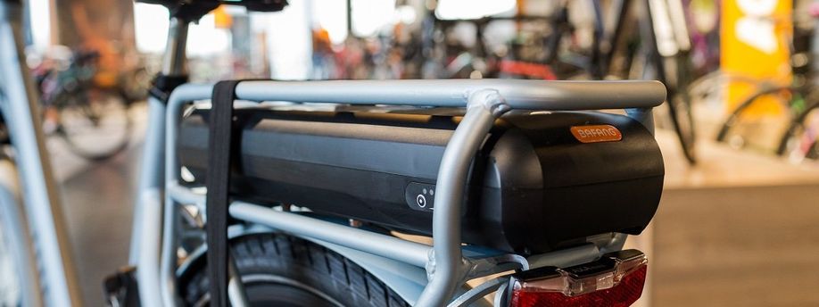 Fiets met Bafang accu in de achterdrager met veel andere fietsen op de achtergrond