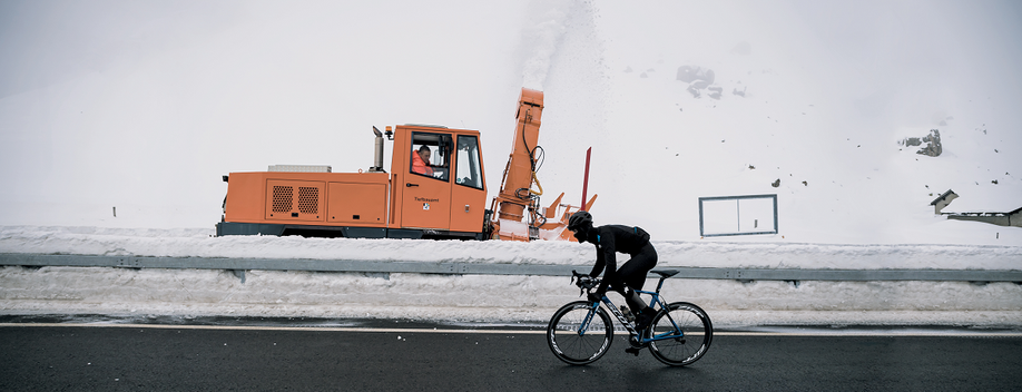 Fietser met sneeuw op de achtergrond