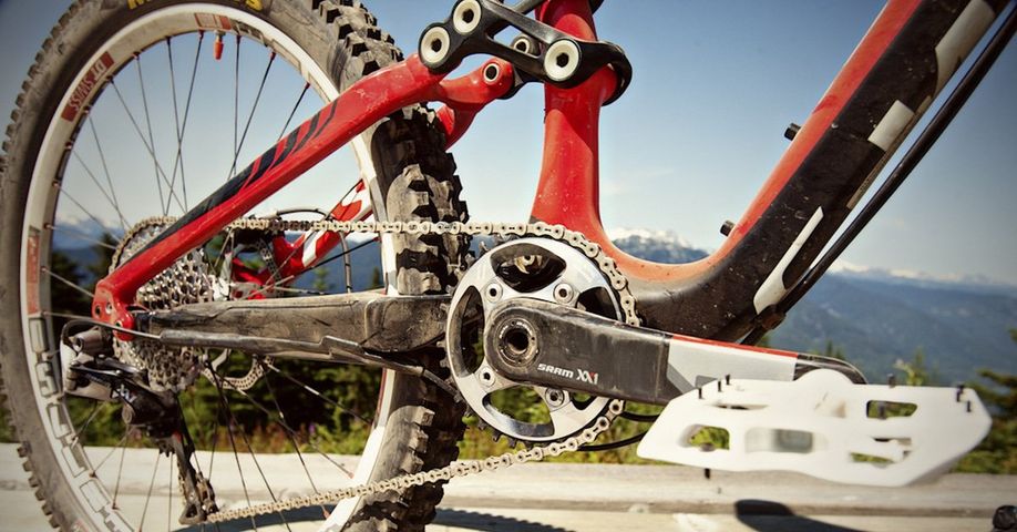 De eerste SRAM XX1 1x11 groep op een oude zwart met rode mountainbike voor de bergen