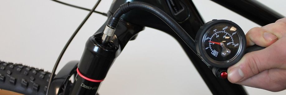 Vorkpomp is aangesloten op de luchtgeveerde voorvork om te laten zien hoeveel druk er op staat